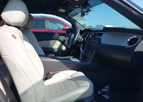 2014 Ford Mustang V6 Premium z USA, uszkodzony, nr VIN 1ZVBP8EM2E5331071